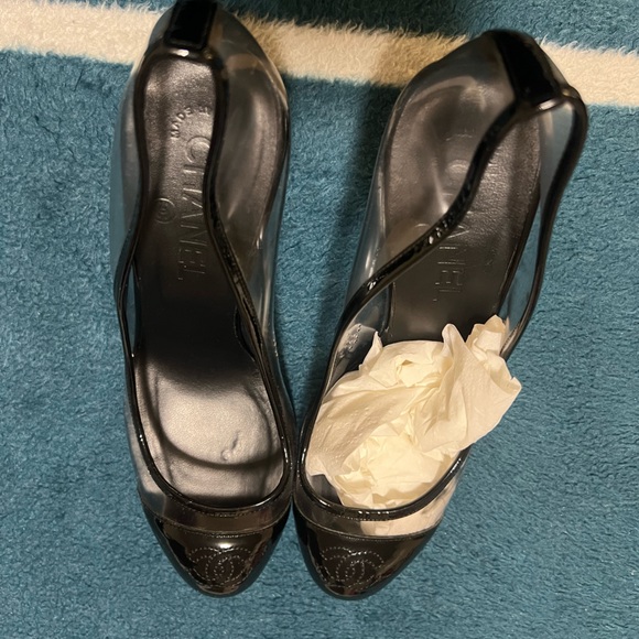 Chanel clear pvc black patent pumps. CC logo size 38 US 7.5 - Picture 7 of 9